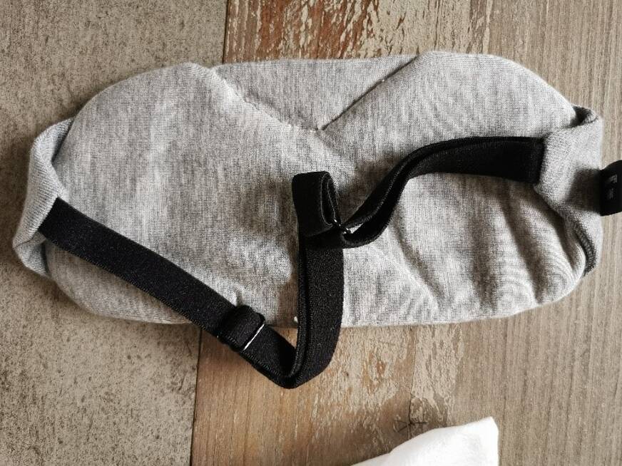 Mithilfe des Bands kannst Du die Schlafmaske an Dich anpassen